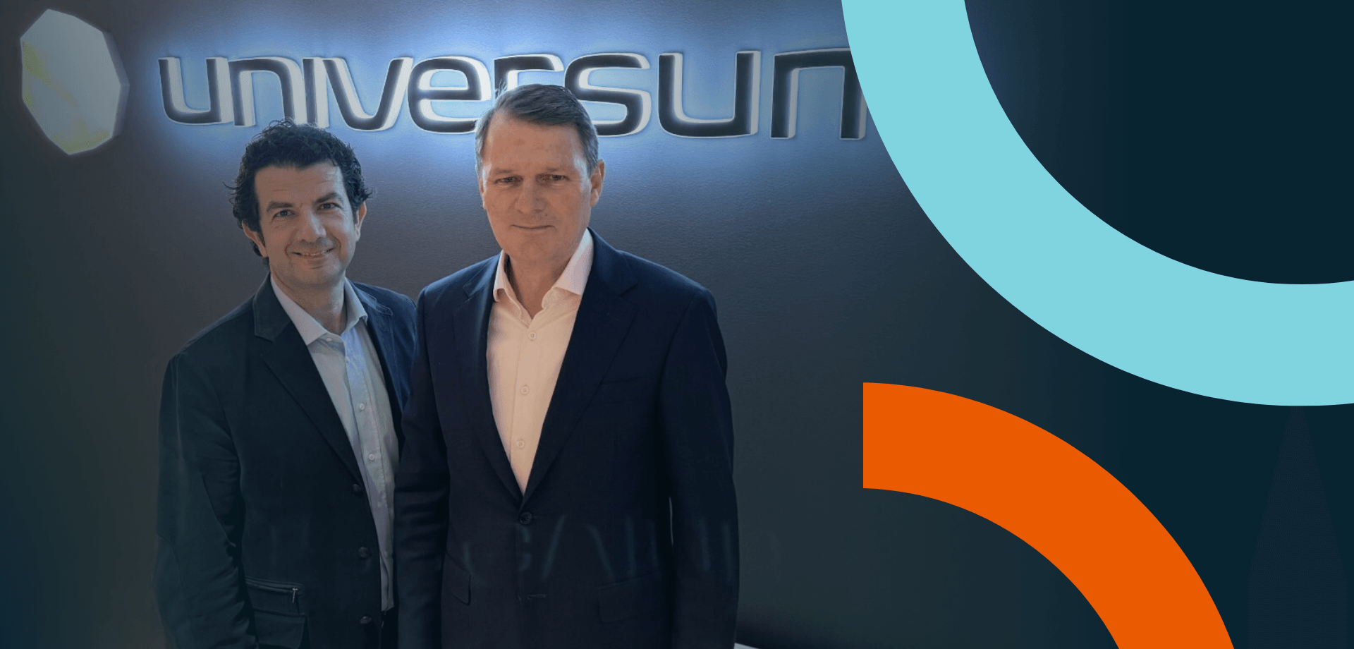 Two men infront of Universum logotyp